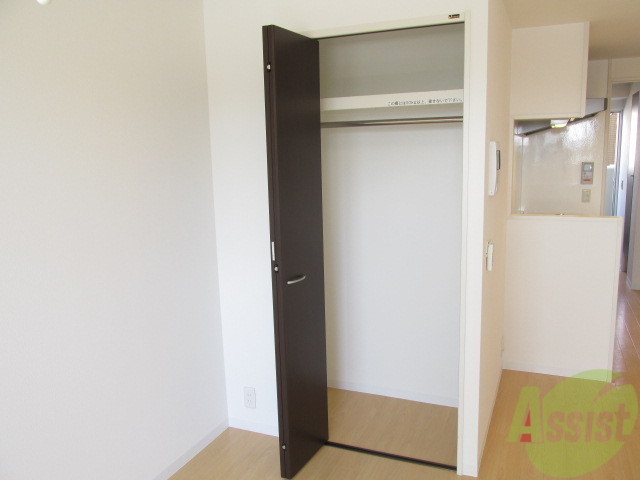 収納　ハンガーパイプ付で洋服の収納も楽々です。２段式で収納便利