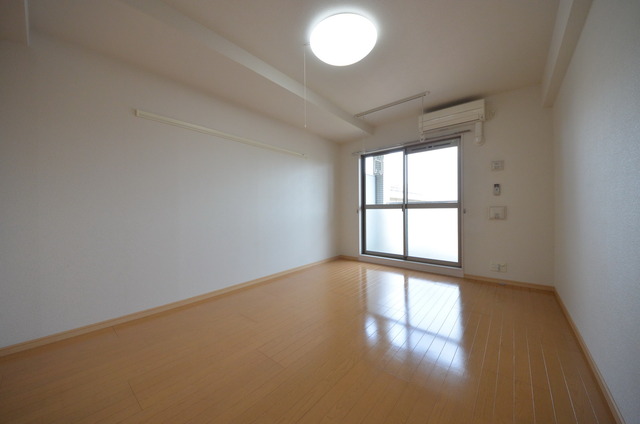 居室・リビング　★大きな窓が、お部屋を明るくしてくれます★