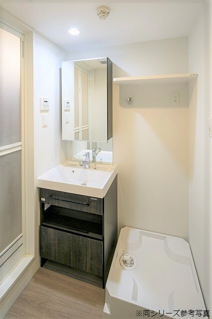 洗面設備　広い洗面スペース※同シリーズの写真です