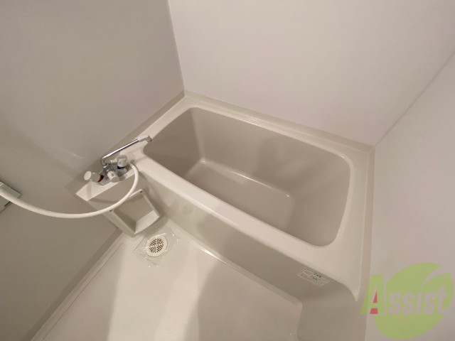 バス・シャワールーム　バスルームは狭すぎず、シャワーも浴びやすそうです。