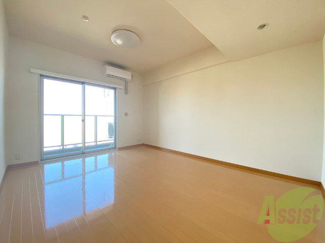 その他部屋・スペース　別の角度から洋室を撮影しました。２枚戸から陽が射しています。