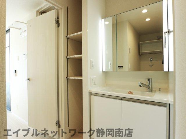 洗面設備　同イメージ反転