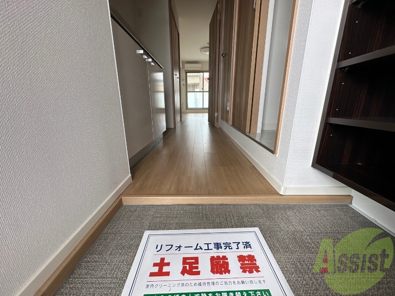 玄関　玄関から撮影しました。段差が低いのでつまづきにくいですね。