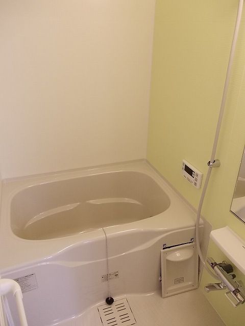 バス・シャワールーム　コンパクトで使いやすいお風呂です