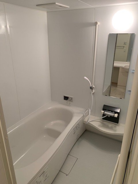 バス・シャワールーム　１坪タイプのお風呂で足をゆったり伸ばして入れますよ