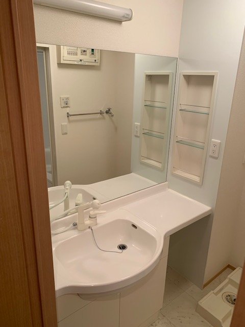 洗面設備　鏡の大きいカウンタータイプの洗髪洗面化粧台