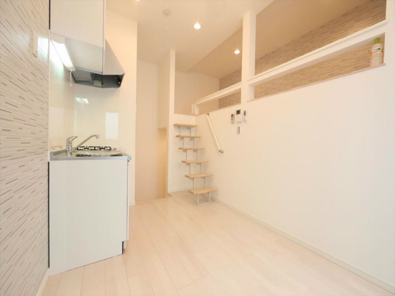 居室・リビング　洋室5.9帖　ロフト5.4帖（収納にも寝室にも使用できます）