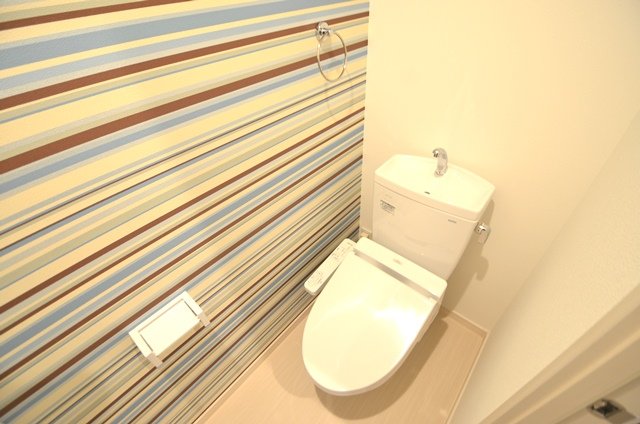 トイレ　温水洗浄便座付きのトイレです♪