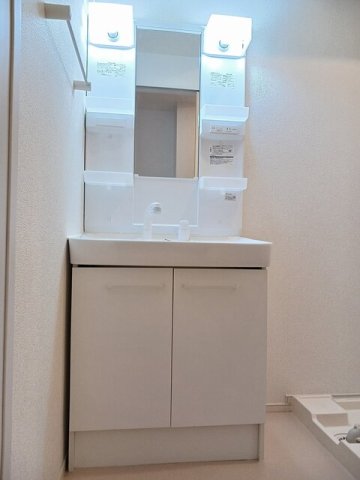 洗面設備　ゆったりとスペースのある洗面所