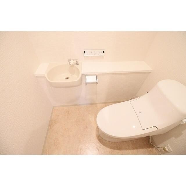 トイレ　落ち着いた色調のトイレです