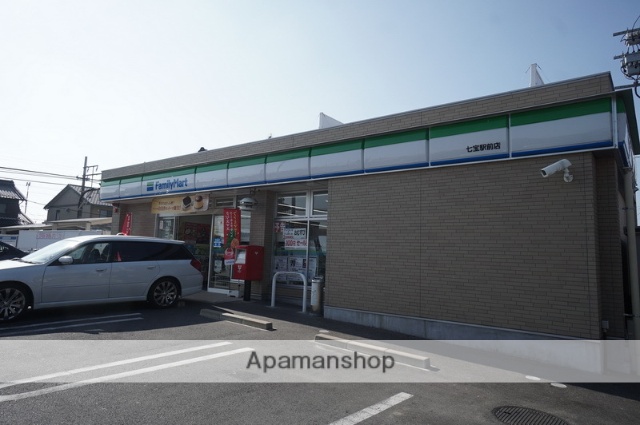 コンビニ　ファミリーマート（コンビニ）まで235m