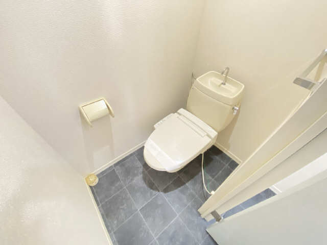 トイレ　トイレには快適で外せない温水洗浄機能付き