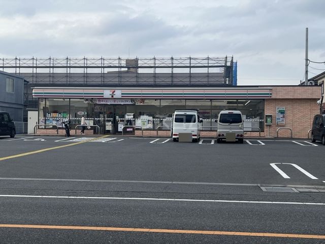 コンビニ　セブン-イレブン 鴻巣南１丁目店（コンビニ）まで675m