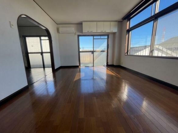 居室・リビング　最上階・角部屋・三面採光☆