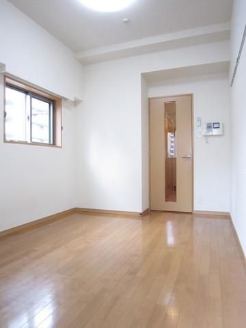 居室・リビング　☆明るい二面採光・陽当たり良好☆