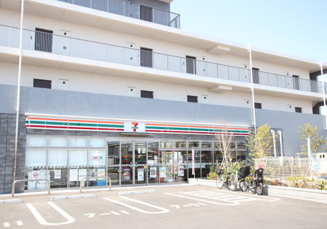 コンビニ　セブンイレブン　横浜下飯田駅入口店（コンビニ）まで400m