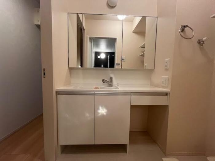 洗面設備　同メーカーの類似モデルの写真です