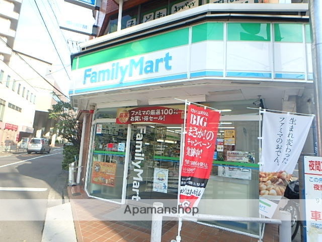 コンビニ　ファミリーマート（コンビニ）まで402m