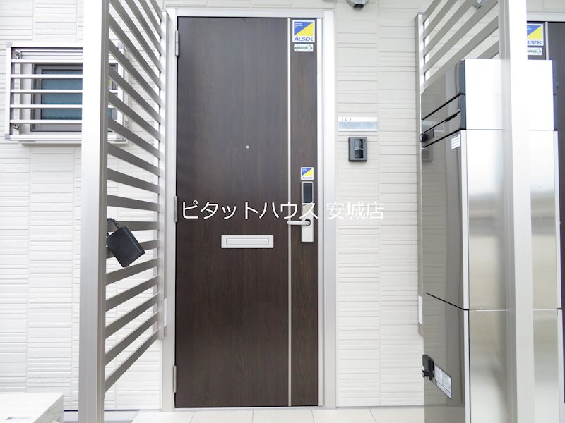 玄関　同物件別部屋