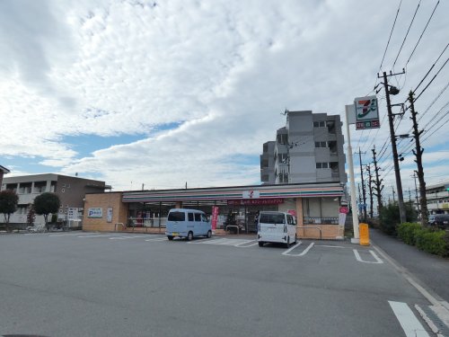 コンビニ　セブンイレブン福生熊川店（コンビニ）まで726m