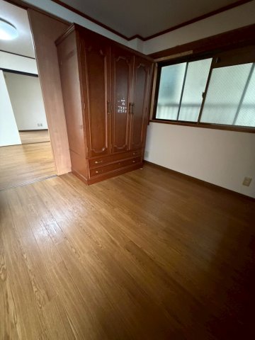 その他部屋・スペース　開放的な寝室です