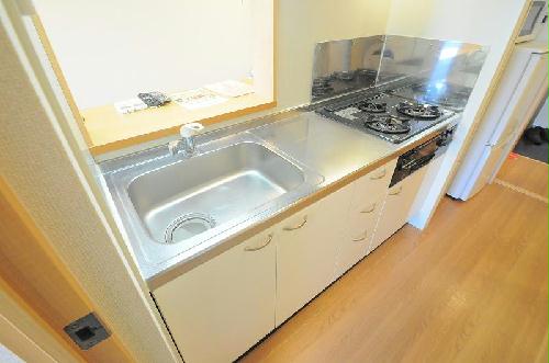 キッチン　3口あるガスコンロで自炊もバッチリです。