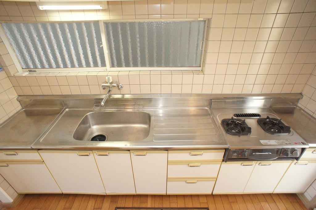 コンビニ　ファミリーマート本郷小学校前店（コンビニ）まで1268m