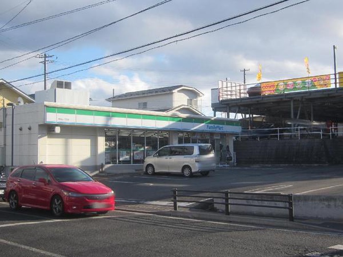 コンビニ　ファミリーマート南中山1丁目店（コンビニ）まで320m
