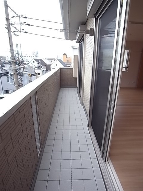 バルコニー　暖かな日差しのふりそそぐバルコニー