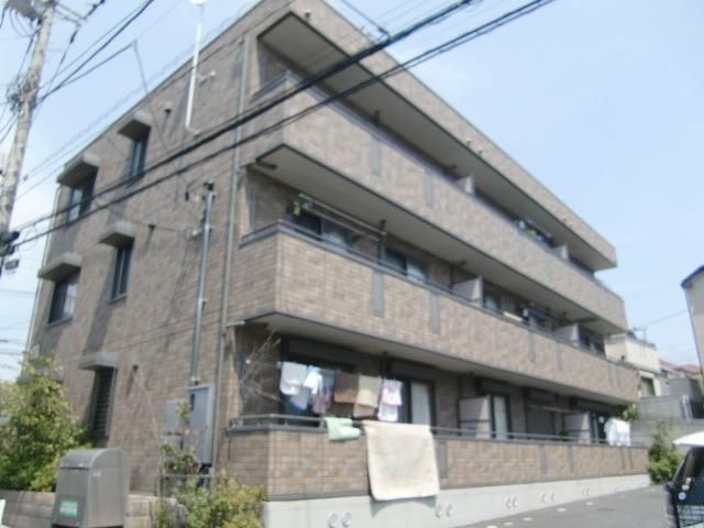建物外観　バス通り沿いに立地のオートロックアパートです