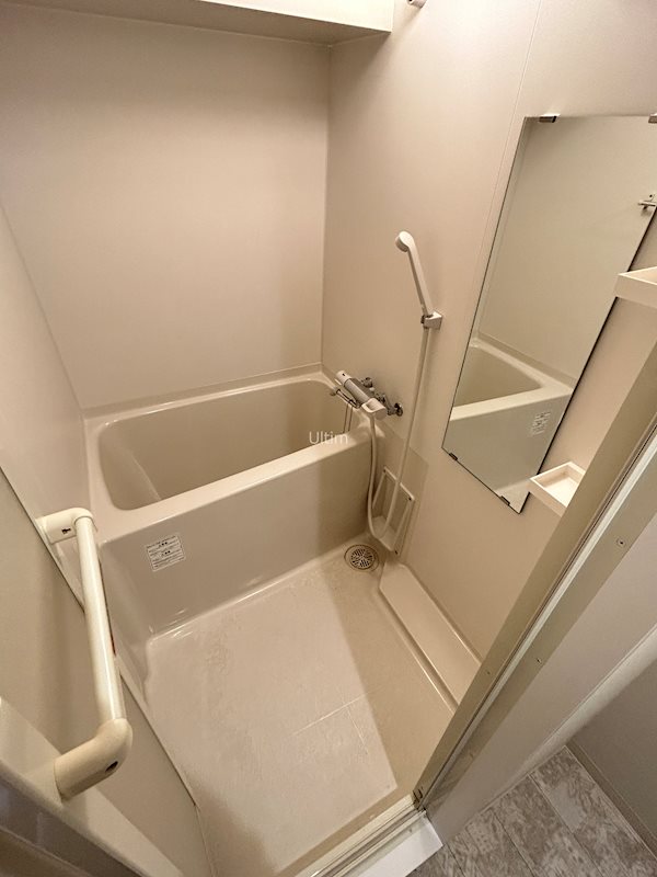 バス・シャワールーム　※同タイプの他のお部屋です