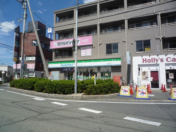 コンビニ　ファミリーマート（コンビニ）まで383m