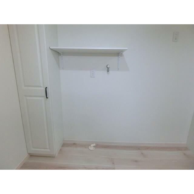 その他　洗濯機置き場は便利な棚付き
