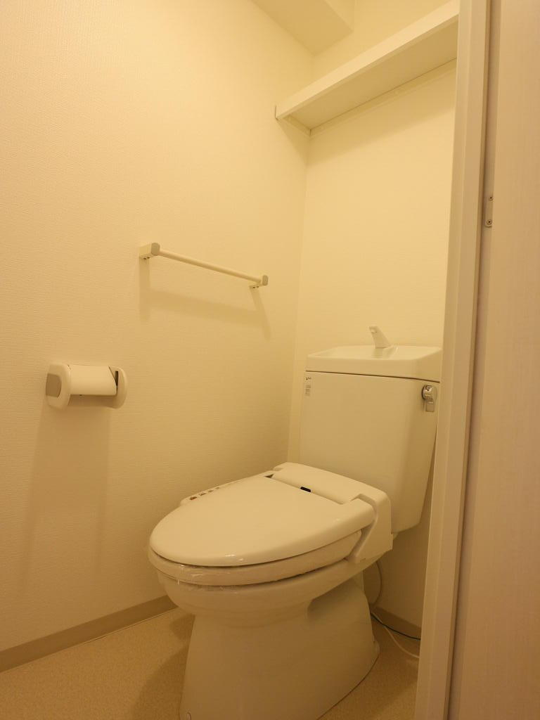 トイレ　トイレの写真です。温水洗浄便座付き。