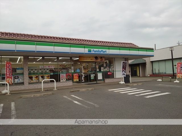 コンビニ　ファミリーマート（コンビニ）まで700m
