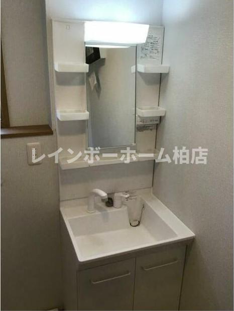 洗面設備　シャワー付き洗面化粧台です