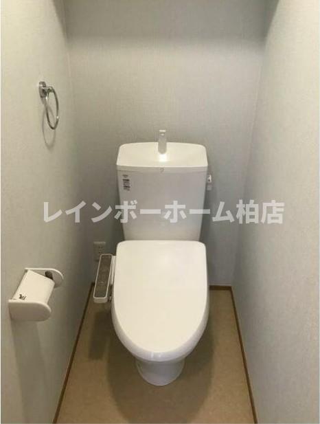トイレ　温水洗浄便座です