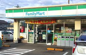 コンビニ　ファミリーマート窪四丁目店（コンビニ）まで418m