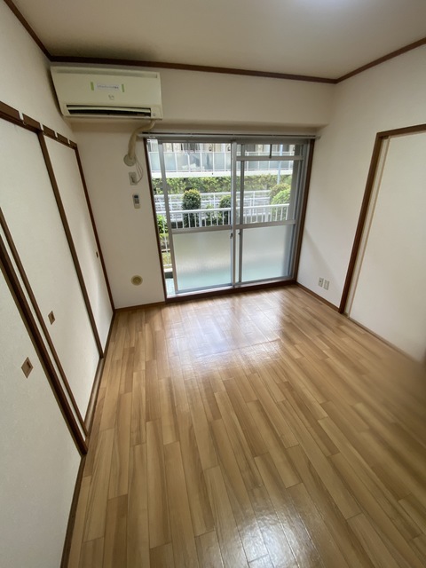 居室・リビング　前面開けていて明るいお部屋です