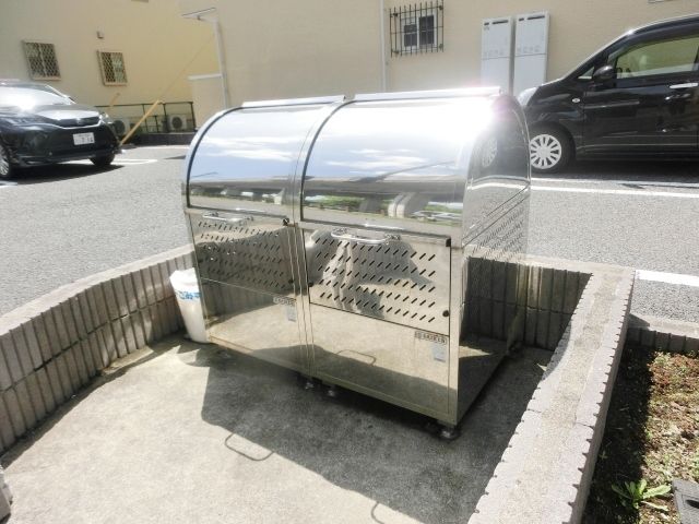 その他　専用ごみ置き場でゴミ捨てらくちんです