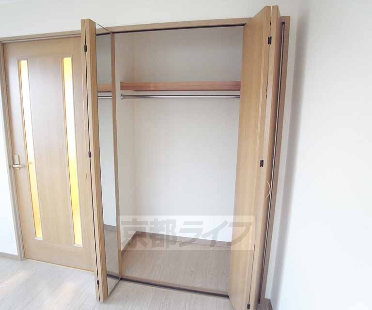 収納　大容量のクローゼット。扉に姿見の鏡が付いています。