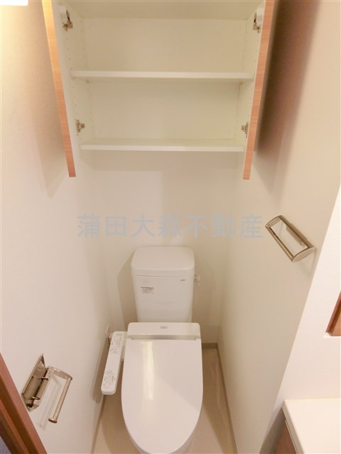 トイレ　棚収納　温水洗浄便座付きトイレ