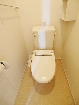 トイレ　温水洗浄便座付きで快適です。