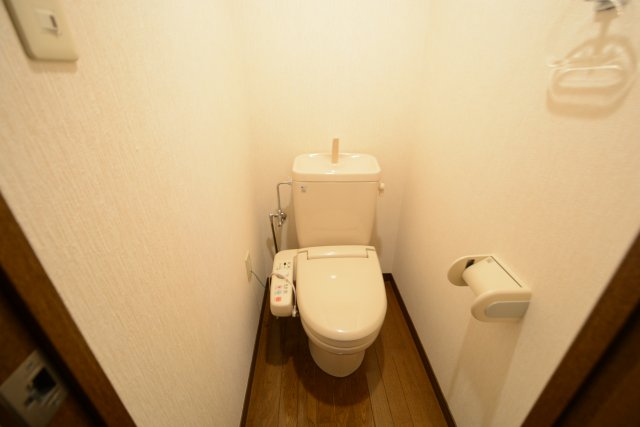 トイレ　温水洗浄便座付きのトイレです♪