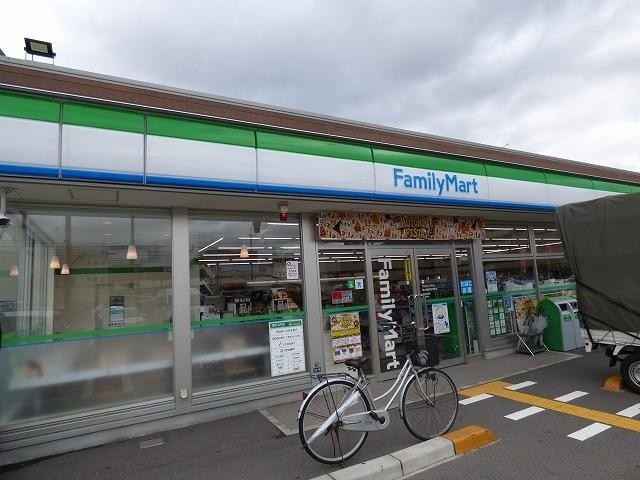 コンビニ　ファミリーマート（コンビニ）まで596m