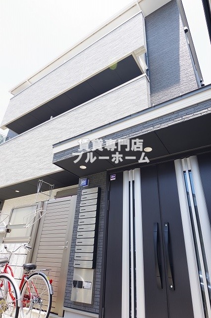 建物外観　鉄骨造３階建ての綺麗な物件！