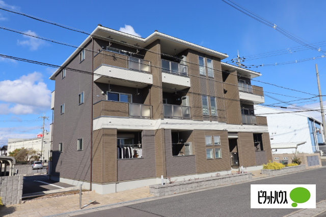 建物外観　おしゃれな３階建て！