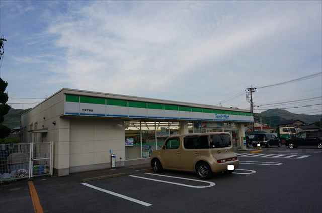 コンビニ　ファミリーマート（コンビニ）まで550m