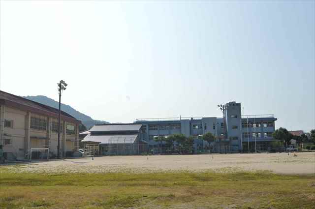 小学校　中通小学校（小学校）まで700m
