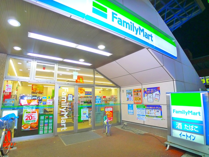 コンビニ　ファミリーマート（コンビニ）まで754m